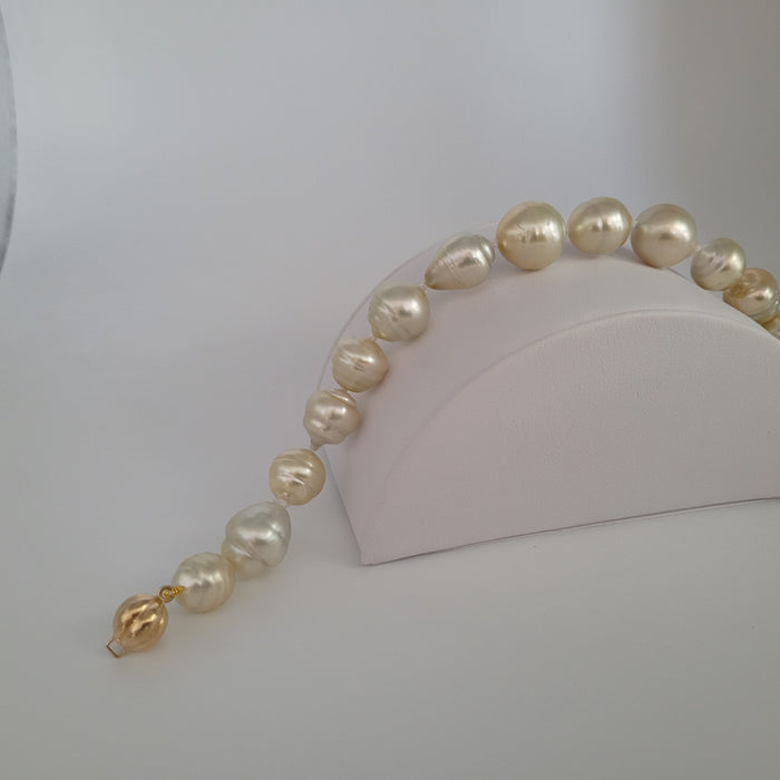 Golden South Sea Pearl Bracelet, 18 Karat Gold |  The South Sea Pearl |  The South Sea Pearl