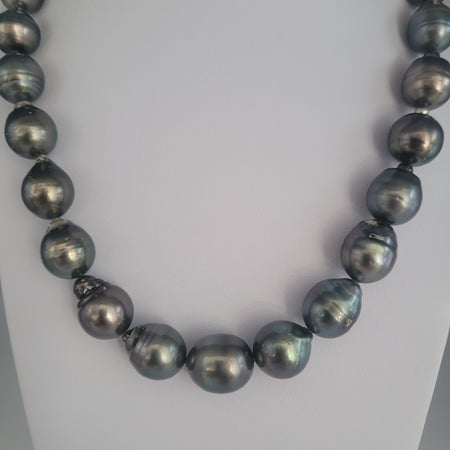 Tahiti Pearls Necklace 14.9 x 12.0 Natural Dark Color and High Luster |  The South Sea Pearl |  The South Sea Pearl