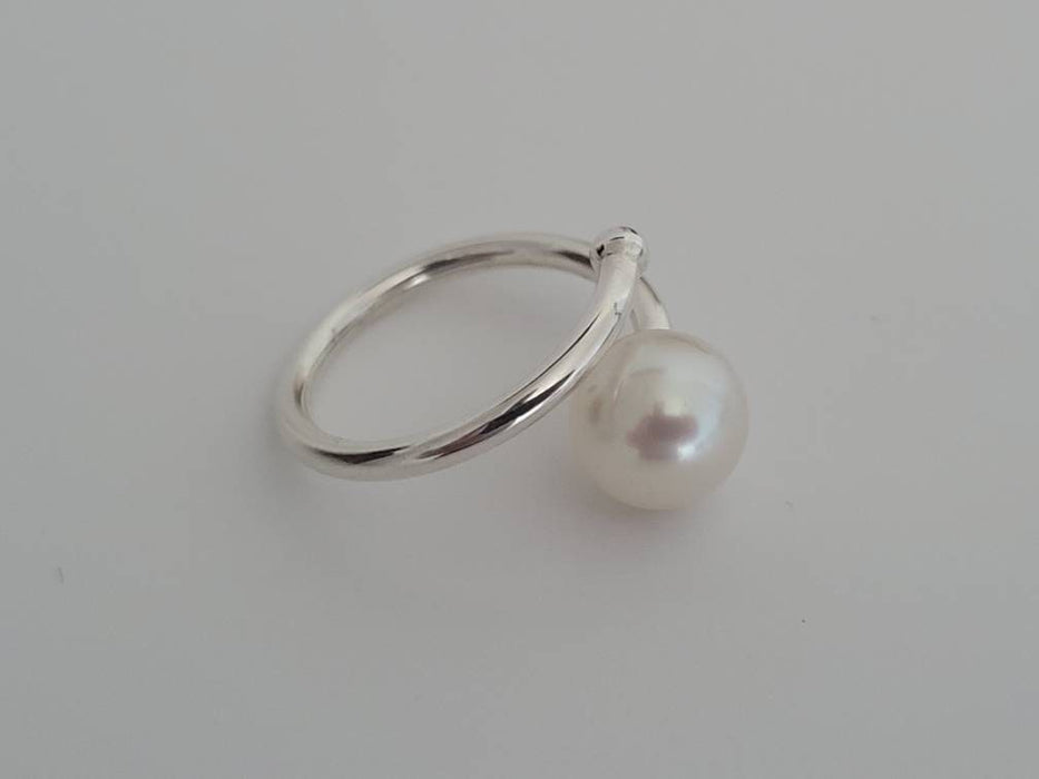 Adjustable Pearl Ring for Woman, White South Sea Pearl, Round 9 mm - Adjustable to all sizes White South Sea Pearl Ring -The South Sea Pearl