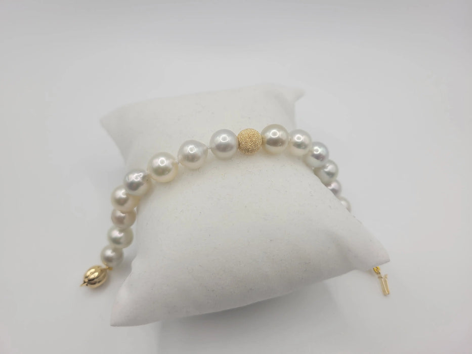 A South Sea Pearl Bracelet 9 mm and 18 Karat Solid Gold -  The South Sea Pearl