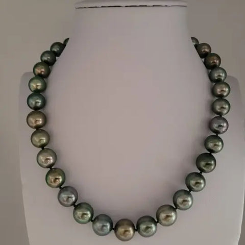 Dark Tahitian cultured pearl necklace 10-11.90mm round in 18K Gold (Pinctada margaritifera) — The South Sea Pearl