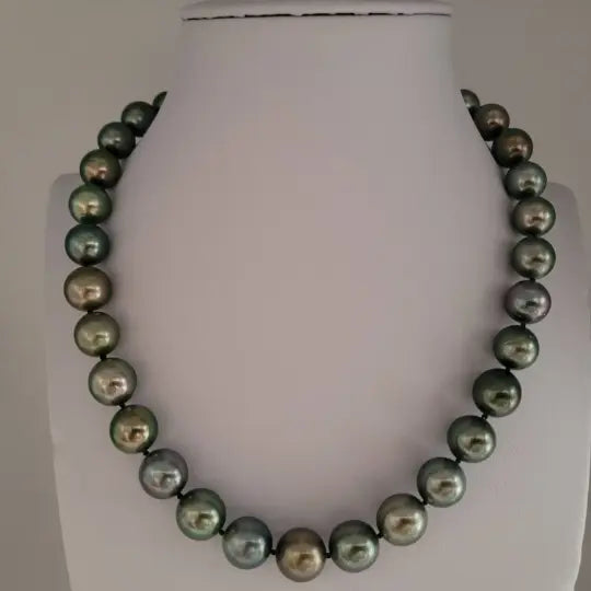 AAA Tahitian Pearls Necklace, Pearls of Natural Color and High Luster, 18 Karat Solid Gold Clasp |  The South Sea Pearl |  The South Sea Pearl