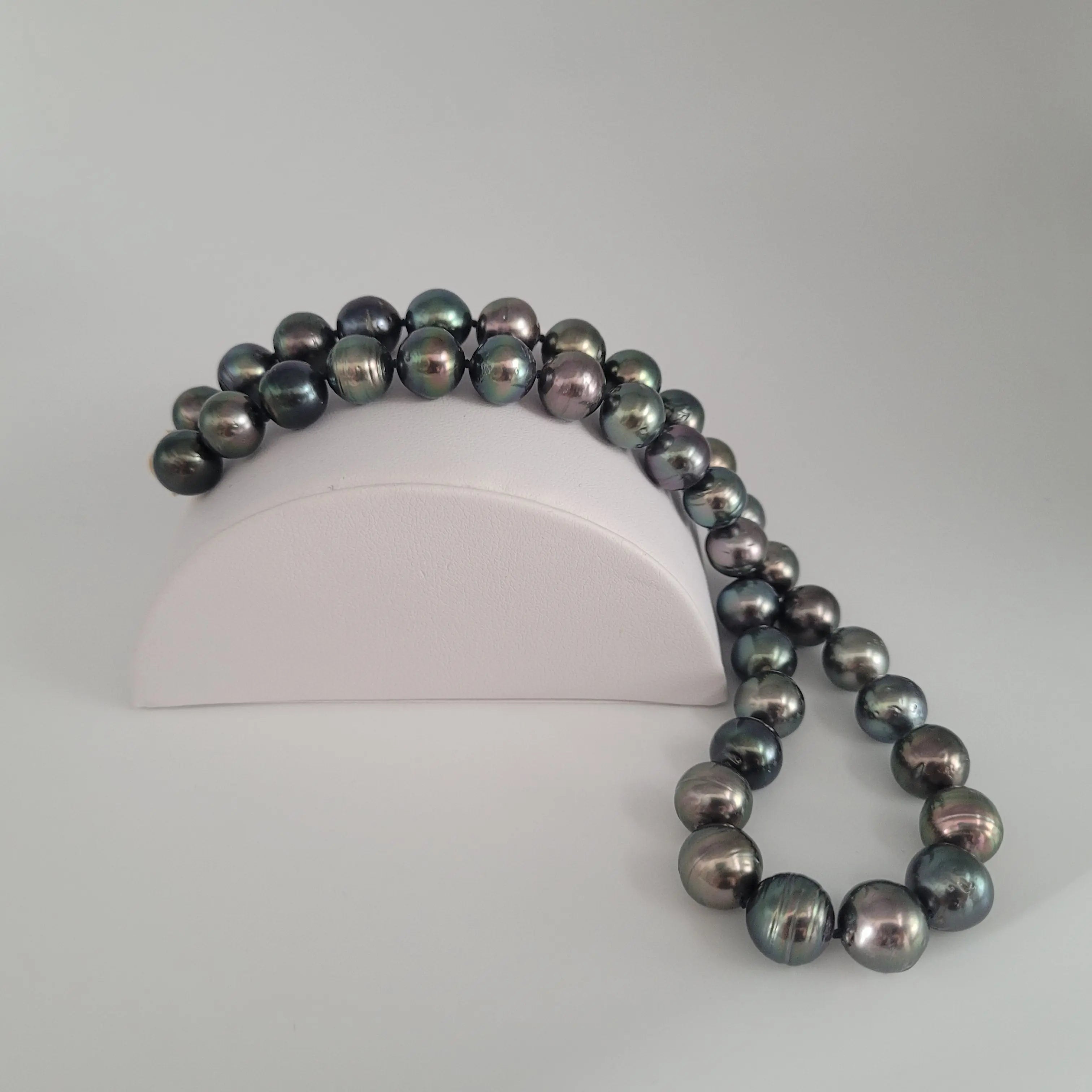 真珠さま タヒチ真珠天然ダークMukticolor 10〜11mm、K18 – The South Sea Pearl