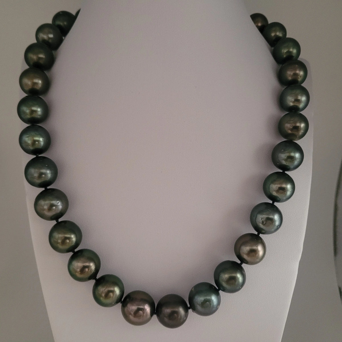 Dark Tahitian Pearl Necklace 12-14mm Round 18K Gold – The South Sea Pearl