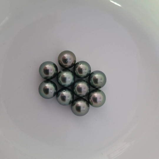 Loose Tahitian Pearls of Natural Color and High Luster, Size of 9-10 mm and Round Shape -  The South Sea Pearl