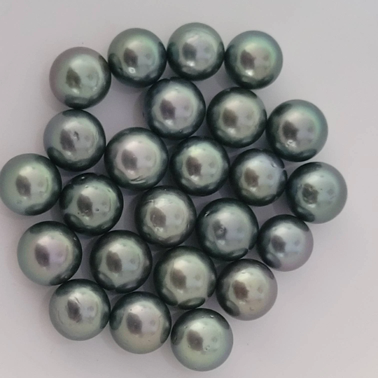 Loose Tahitian Pearls of Natural Dark Color and High Luster size