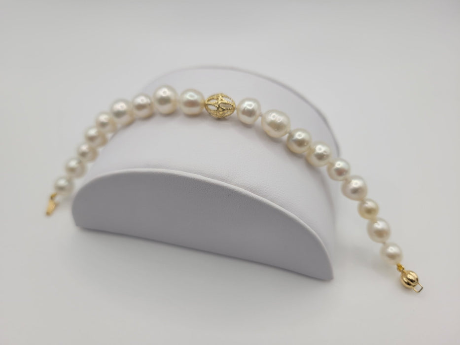 A South Sea Pearl Bracelet 18 Karat Solid Yello Gold - The South Sea Pearl