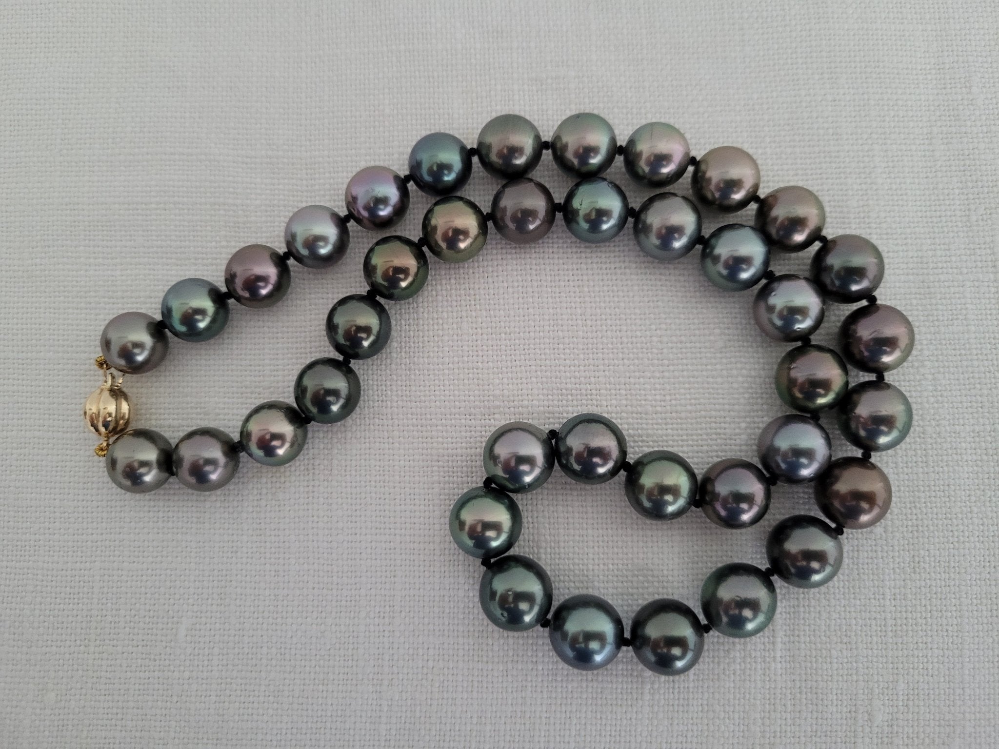 Perles de Tahiti. De Sublimes perles noires de Tahiti a associer à de  l'argent.